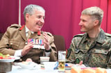 Tim Hill (links), Kommandeur der britischen Armee in Deutschland