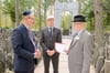 Drensteinfurts Bürgermeister Carsten Grawunder, Bürgermeister Peter Horstmann und Thomas Rey vom Volksbund in der Gedenkstätte im Wald von Bikernieki (v.l.). 