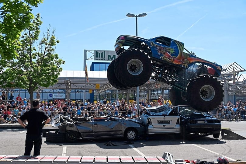 Stunts, Action und eine Menge Adrenalin bietet die „Stun-Movie-Show“, die am Sonntag auf dem Marktkauf-Parkplatz an der Loddenheide stattgefunden hat. Nach den vielen waghalsigen Szenen mit Monstertruck, Quad, Cross-Motorrad und Co. bestand zudem die Gelegenheit für Selfies und Autogramme.