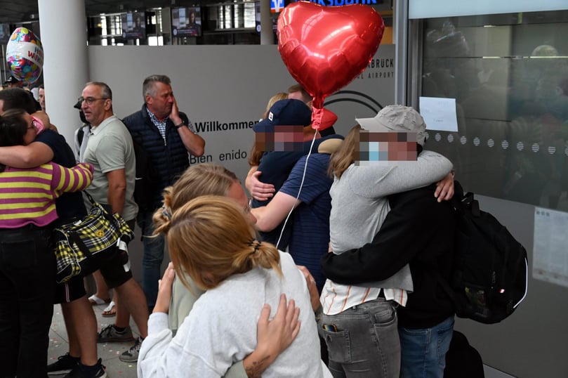 16. Juli 2022: Die letzten acht auf Mallorca in Untersuchungshaft gesessenen Kegelbrüder aus Münster-Albachten und -Roxel kehren zurück.