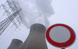 Drohende Energieknappheit, steigende Preise: In Deutschland wird kontrovers über eine weitere Nutzung der Atomkraft debattiert. Vor dem Hintergrund, dass Russland weniger Gas liefert, gibt es Überlegungen, die Laufzeiten der drei verbliebenen Atomkraftwerke zu verlängern. Die Bundesregierung hat einen weiteren Stresstest zur Sicherheit der Stromversorgung angesetzt - auf dessen Basis soll entschieden werden, ob die Kernkraftwerke etwas länger laufen sollen. Die aktuelle Gesetzeslage sieht vor, dass Isar 2 in Bayern, Emsland in Niedersachsen und Neckarwestheim 2 in Baden-Württemberg am 31. Dezember 2022 vom Netz gehen. Danach ist die Betriebserlaubnis erloschen. Manche erhoffen sich, über eine Verlängerung im sogenannten Streckbetrieb den Gasmangel etwas abzufedern.