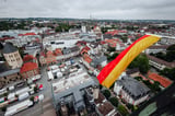 Das Heraushängen der Fahnen am Turm des Hohen Doms ist das weithin sichtbare Startsignal für das Libori-Fest in Paderborn. Nachfolgend weitere Ansichten auf die Dächer der Stadt von der Domspitze aus.