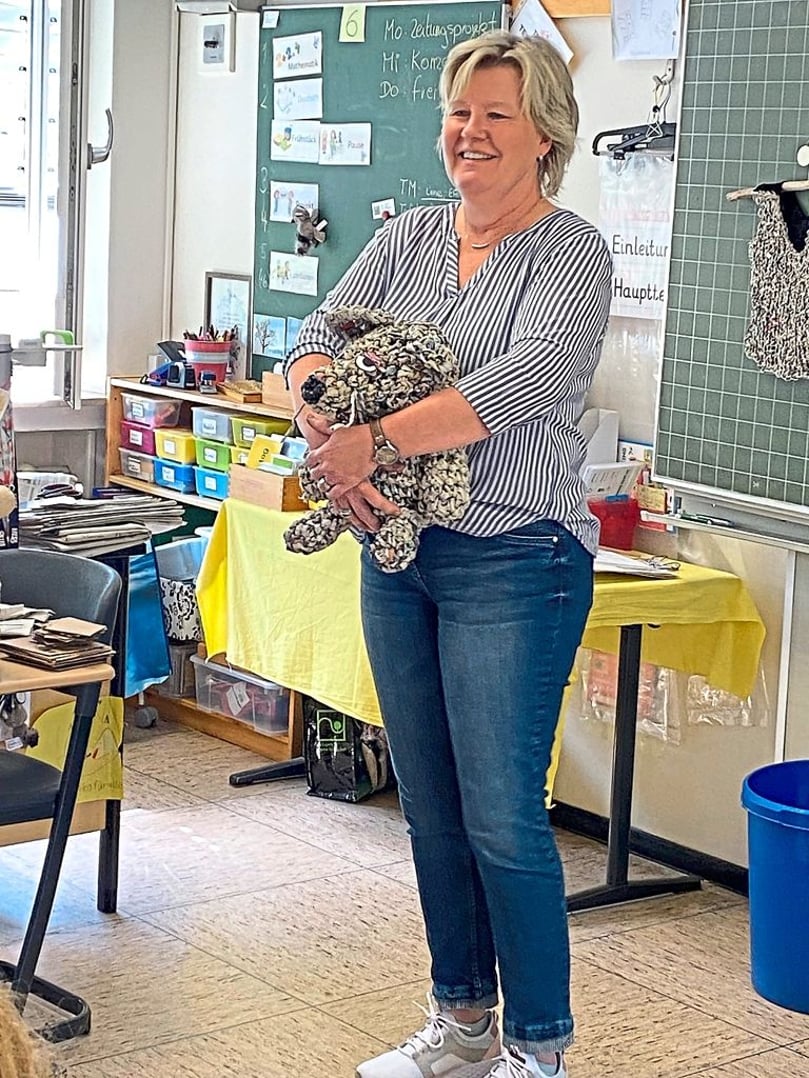 Marita Drees spinnt aus Zeitungspapier Garn. Wie das geht, hat die Borkenerin Klasse-Kids gezeigt. Mit dabei: Ihre gehäkelte Maus.