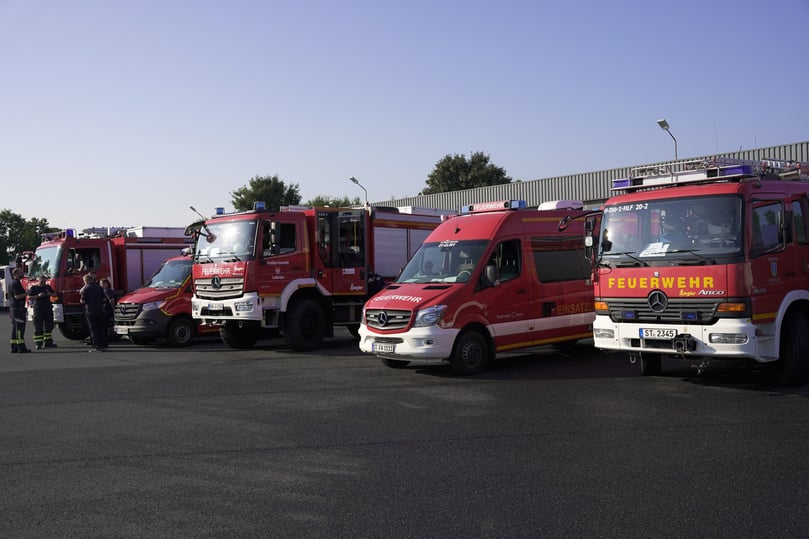 Verschiedene Feuerwehren aus dem Kreis Steinfurt haben am frühen Samstagmorgen die Bereitstellung für einen Großeinsatz in Münster geübt.