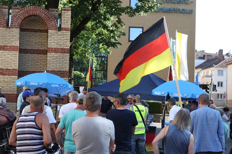 Paderborn, 23. Juli 2022: Der Bundespräsident in Paderborn. Frank-Walter Steinmeier trägt sich zu Libori in das goldene Buch der Stadt ein. Hier Gegendemonstranten.