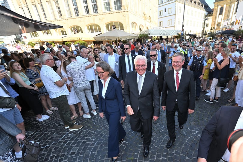 Bundespräsident Steinmeier trägt sich zu Libori ins goldene Buch der Stadt Paderborn ein