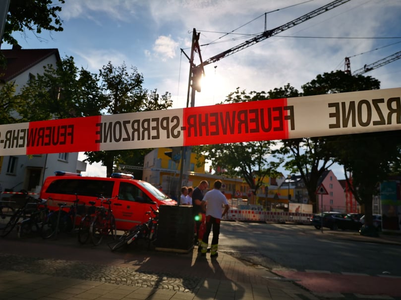 Am Montag, 25. Juli, hat der stadtbekannte Müllsammler aus Kinderhaus wieder den Baukran an der Hammer Straße/Ecke Hermannstraße besetzt. Gegen 18.30 Uhr am Montagabend kletterte er auf den Kran. Die Polizei hatte daraufhin die Hammer Straße abgesperrt. Mittlerweile ist noch einen Abschnitt der Hermannstraße zu, Anwohner können ihre Häuser aber betreten und verlassen.