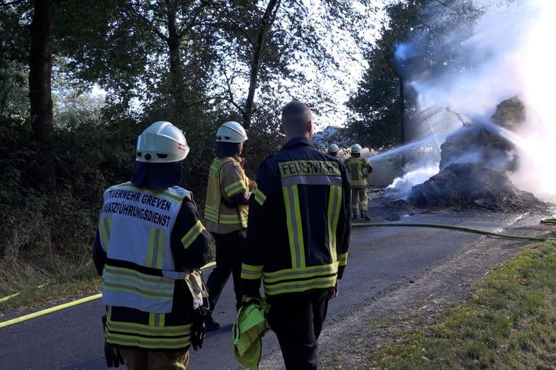 Auf der Saerbecker Straße ist am Sonntag ein Strohanhänger in Brand geraten.