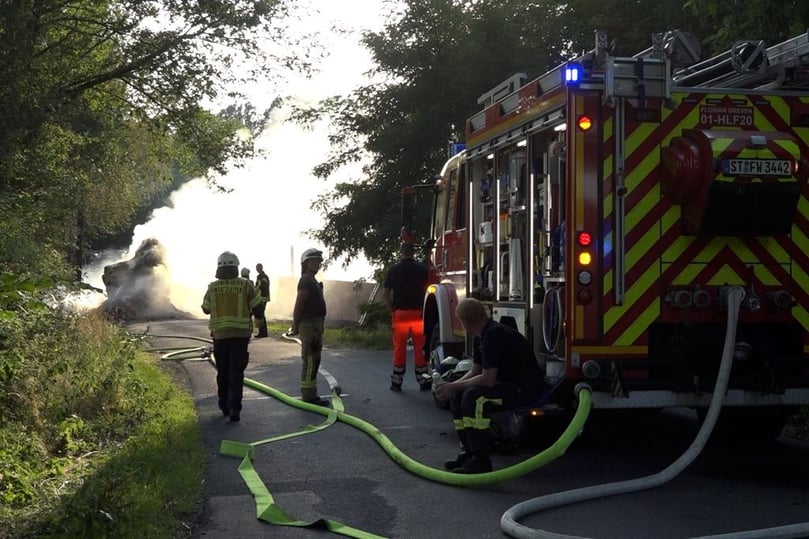 Auf der Saerbecker Straße ist am Sonntag ein Strohanhänger in Brand geraten.