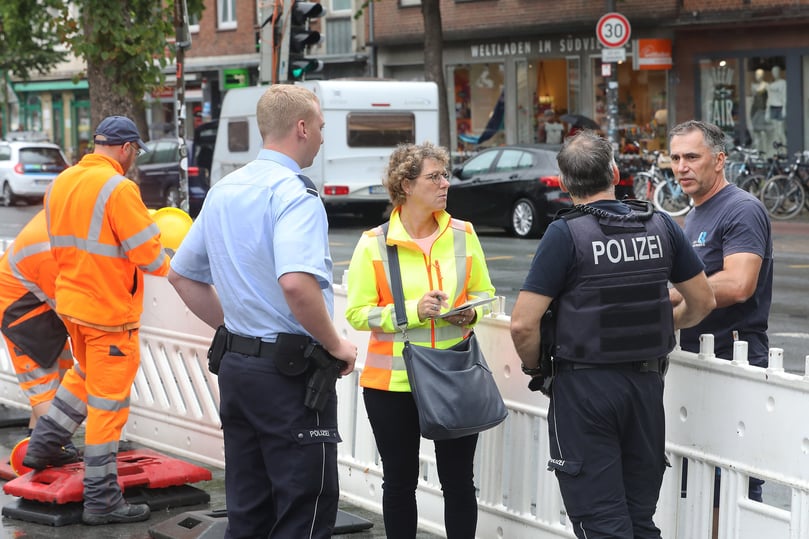 Mitarbeiter des Ordnungs- und Straßenbauamtes haben am Dienstagvormittag begonnen mit Absperrbaken einen Bereich der Hermannstraße und die Freifläche des Eckcafés abzusperren.