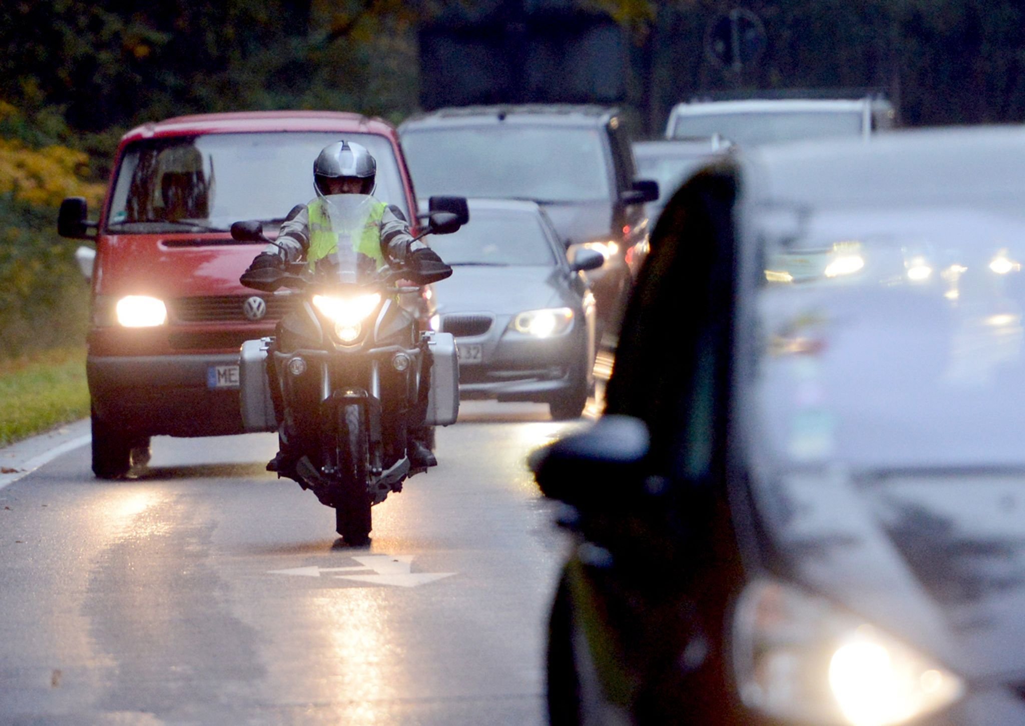 Motorrad überholt Kolonne: Wer Haftet Bei Unfall?