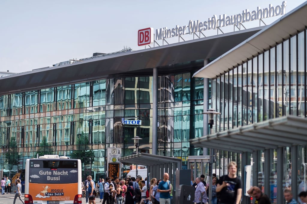 Drei Täter klauen Frau die Handtasche - Festnahme