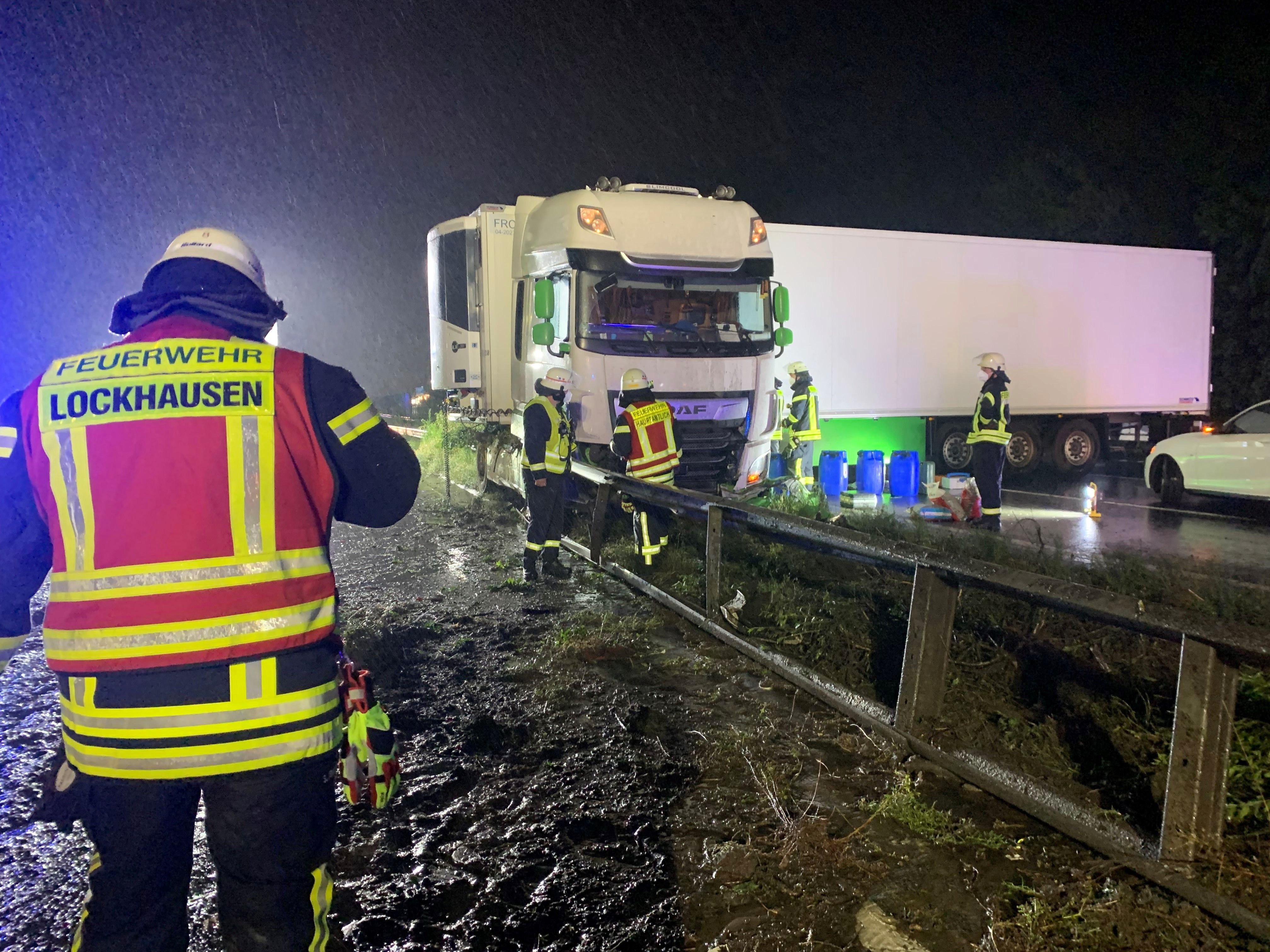 Unfall Auf Der A2: Lkw Fährt Auf Leitplanke Auf