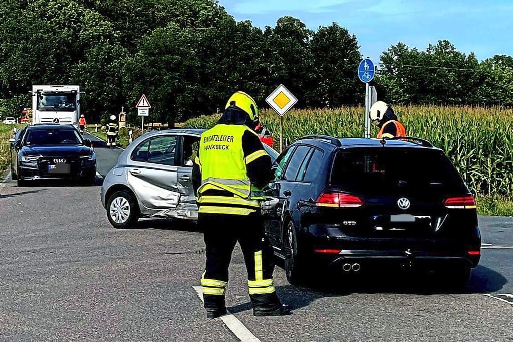 Zwei Autos Kollidieren Im Kreuzungsbereich