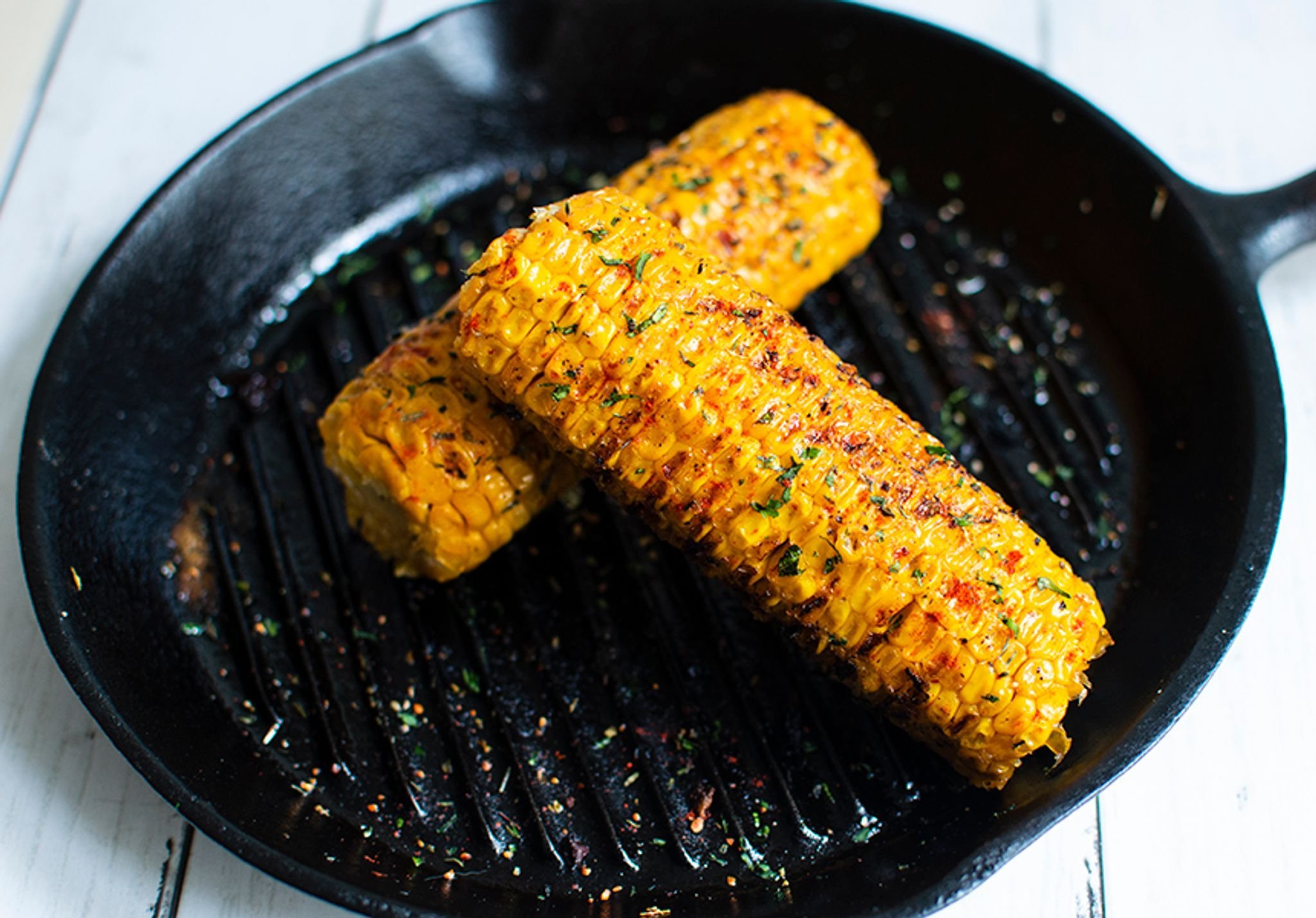 Gegrillter Maiskolben mit Miso-Butter