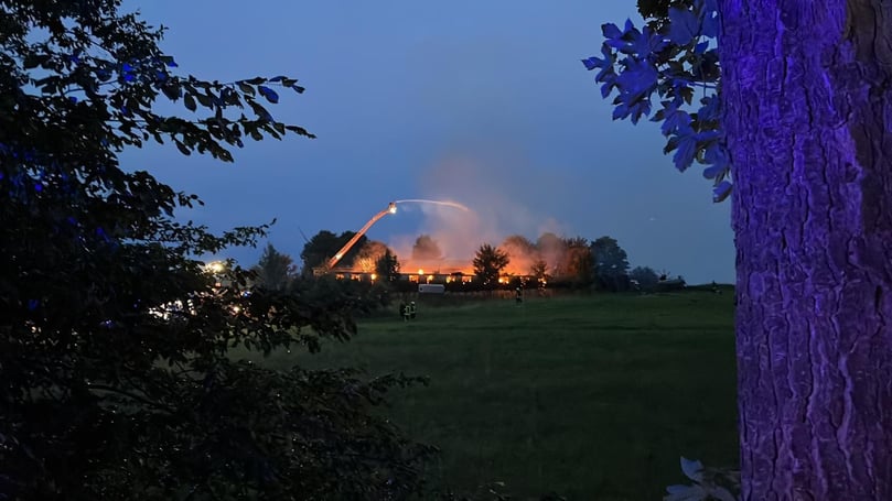 Die Löscharbeiten dauern vermutlich noch bis zum Nachmittag oder sogar Abend.