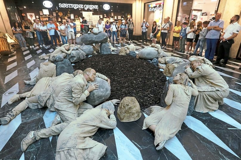 An der Grabstätte gedenken die Stein-Menschen mit einem finalen Ritual an ihre Vorfahren