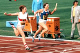 Kein Zielfoto im Sinne der SED: Heide Rosendahl (links, mit den typischen rot-weißen Ringelsocken) überquert vor Renate Stecher die Ziellinie im 4-mal-100-Meter-Lauf. Dieses deutsch-deutsche Duell war ein Höhepunkt der Sommerspiele.