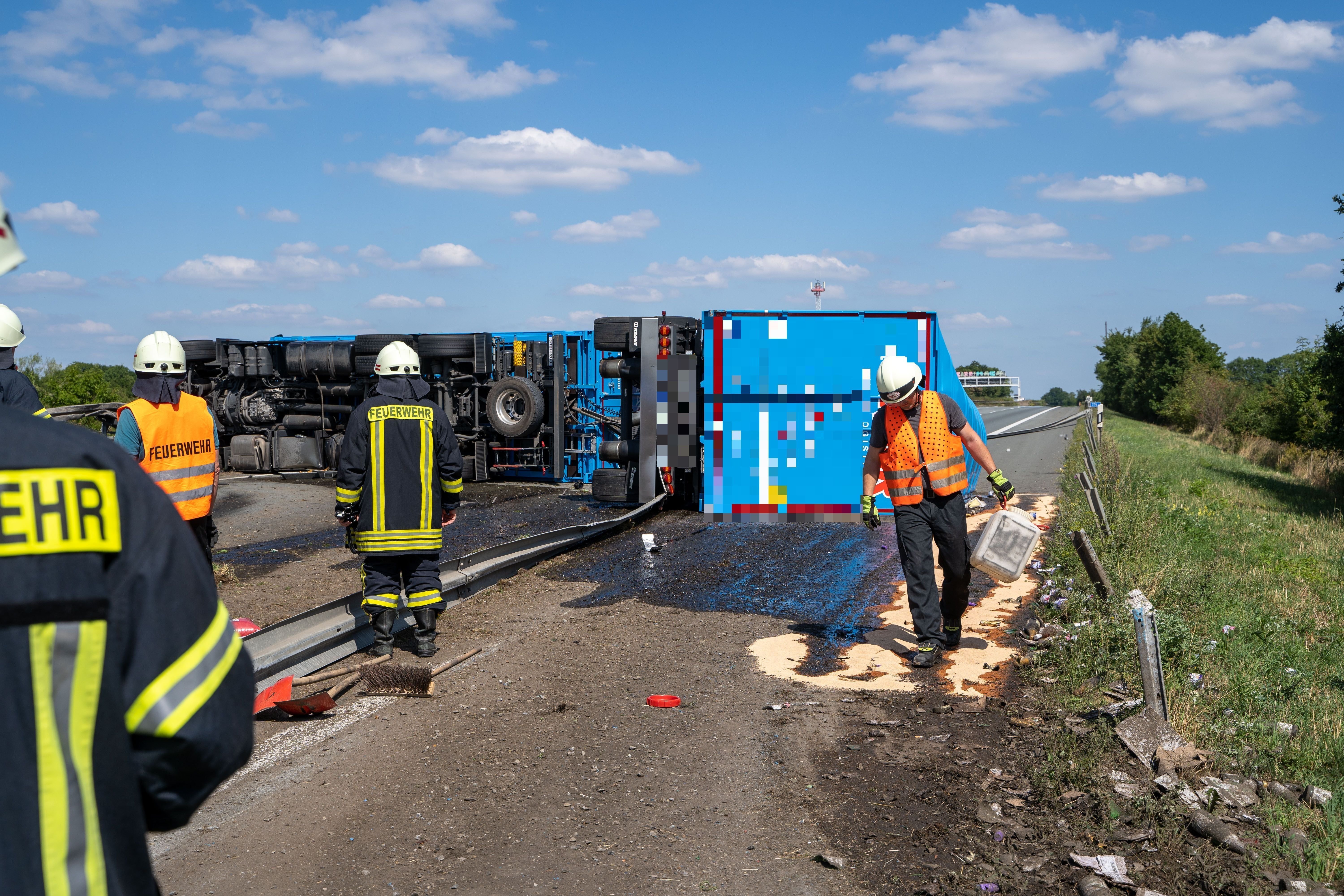 Unfälle Auf Der A2: Lkw Umgekippt - Auto Fuhr In Verkehrsleitanhänger