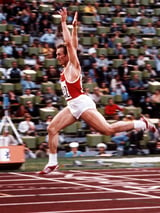 Sprinter Valeri Borsow (UdSSR) düpiert mit seinen Siegen über die 100- und 200-Meter-Distanz die sieggewohnten US-Amerikaner. Kein Wunder, dass er nach dem Zieleinlauf noch Kraft für Freudensprünge hatte.