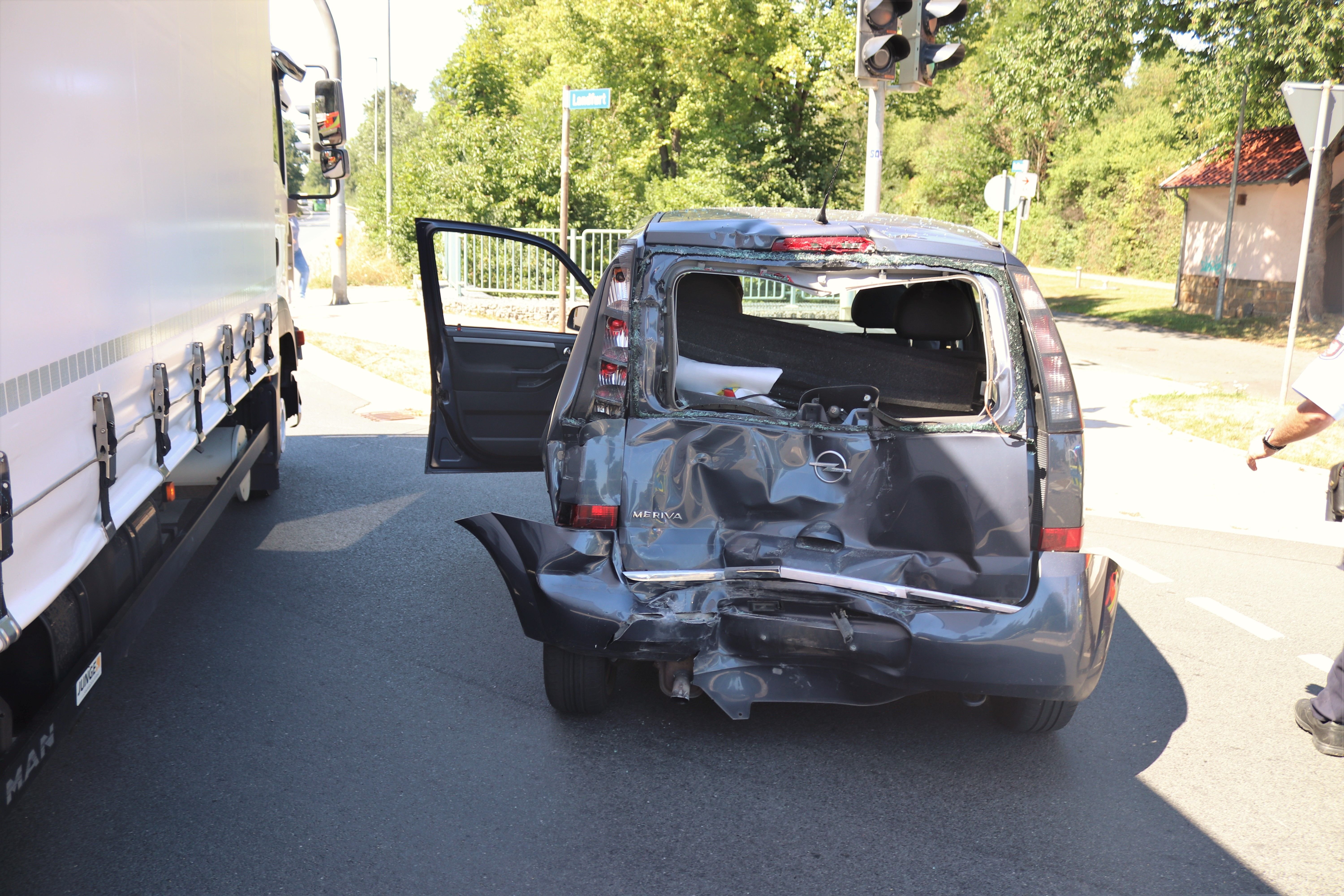 Warburg: Schwerer Unfall Auf B7 – Lkw Fährt Auf Auto Auf