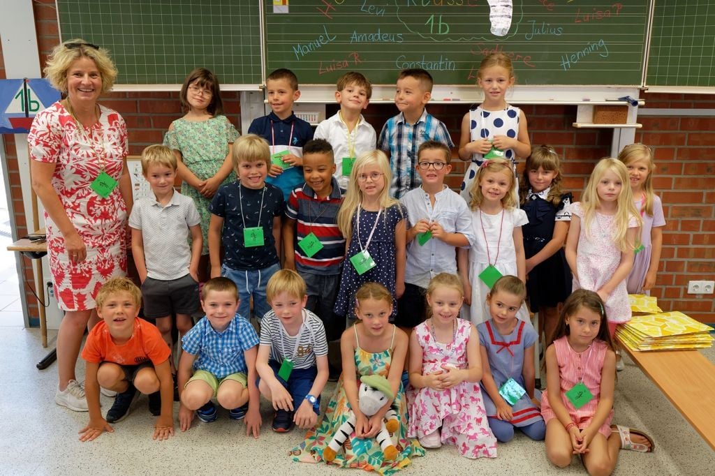 Die Klasse 1b an ihrem ersten Schultag mit Klassenlehrerin Melanie Vogelpohl.