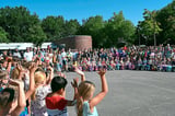 Die Einschulungsfeier fand unter freiem Himmel auf dem Schulhof statt.