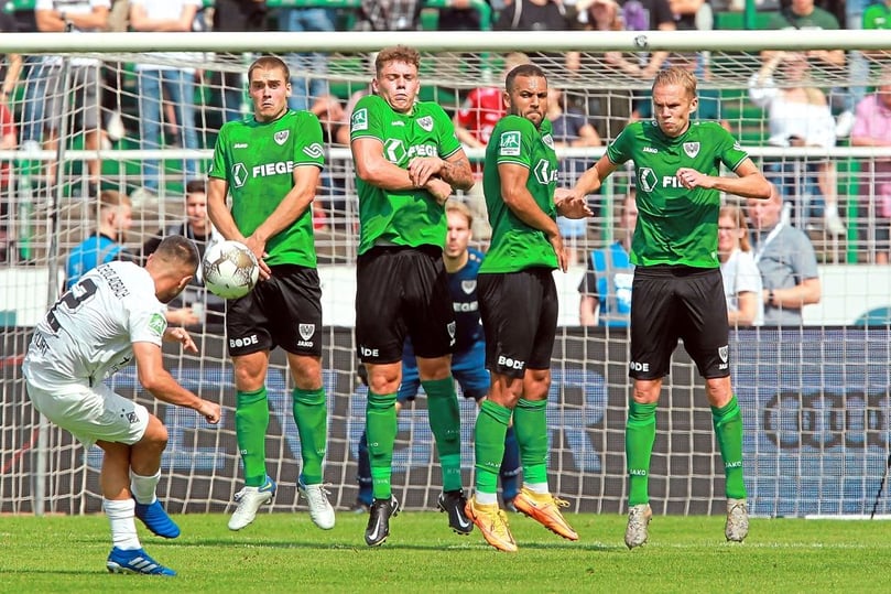 Die Preußen-Mauer steht: Thomas Kok, Nicolai Remberg, Andrew Wooten und Dennis Grote stellen sich einem Freistoß des Gladbachers Kaan Kurt entgegen.