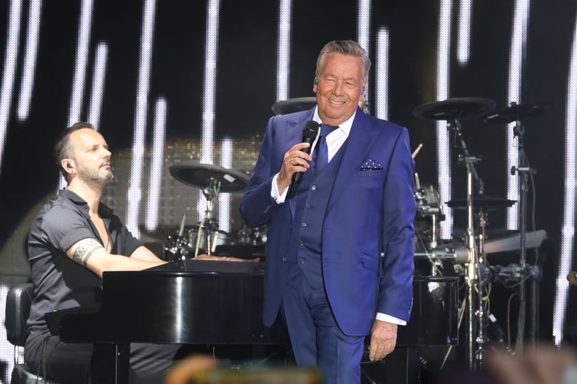Punkt 20 Uhr. Zu „Let Me Entertain You“ betritt Roland Kaiser die Bühne.