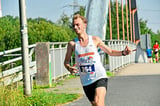 Linus Korsmeier gewinnt den 10. Hiltruper Halbmarathon