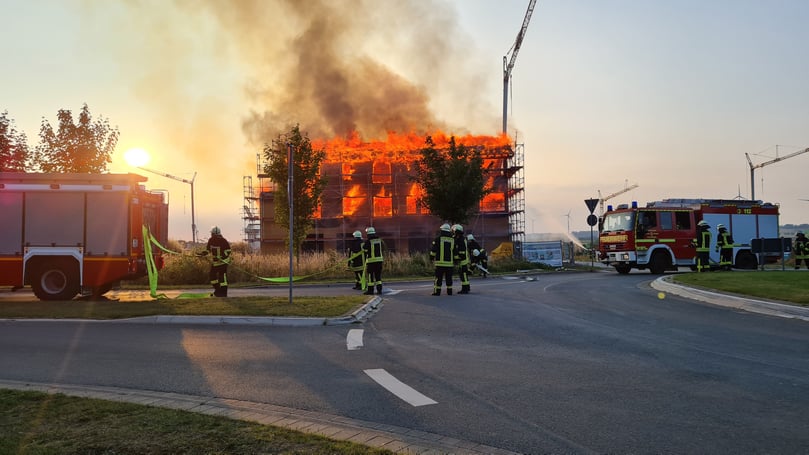 Insgesamt 90 Einsatzkräfte kämpften gegen die Flammen.