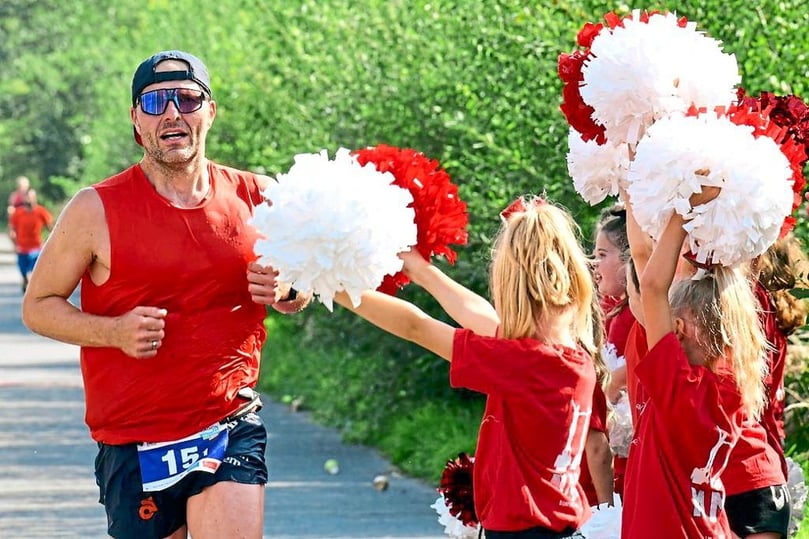 Die Mammut Cheerleaders begrüßen die Läufer im Zielbereich