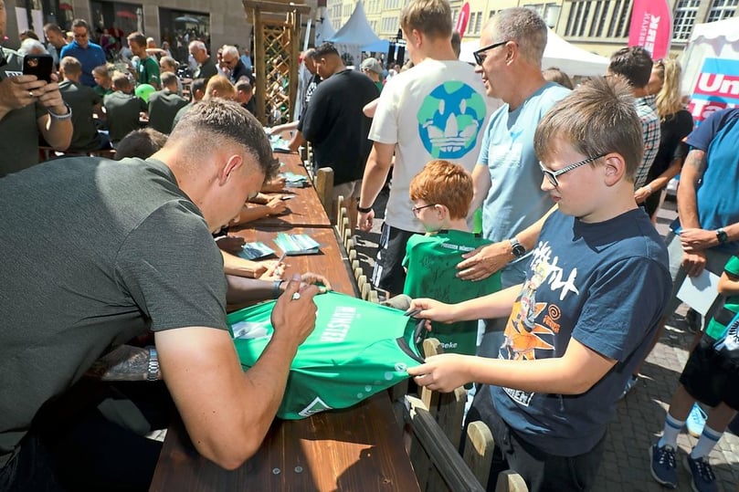 Die Profis des SC Preußen Münster haben am Sonntag auf dem Stadtfest Fragen beantwortet und Autogramme gegeben.