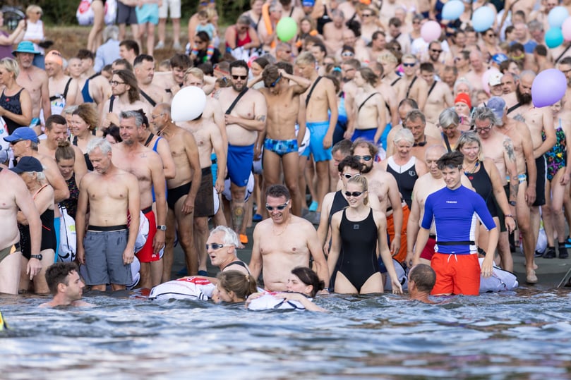 Schwimmer steigen in die Weser. Erstmals findet ein Stromschwimmen in der Weser statt. Die DRLG lädt zu der Veranstaltung ein, bei der eine zwei Kilometer lange Strecke flußabwärts geschwommen wird.
