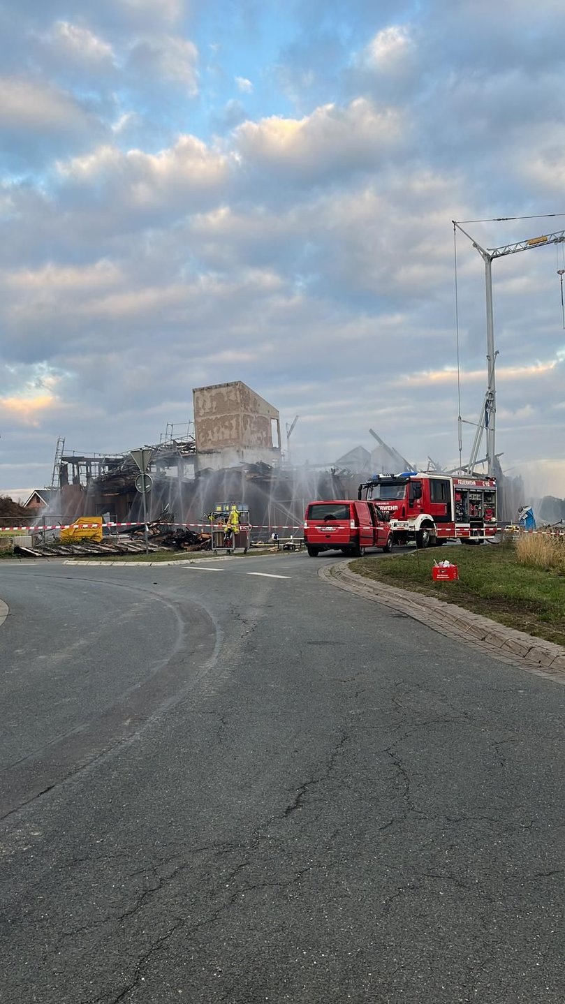 Die Feuerwehr kühlte am Sonntagmorgen die Brandruine.