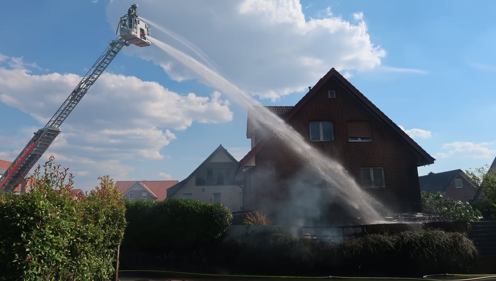 Explosionsgefahr bei CarportBrand in Halle