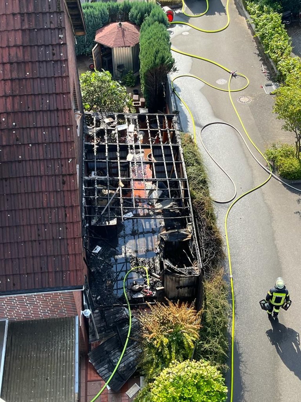 Explosionsgefahr bei CarportBrand in Halle