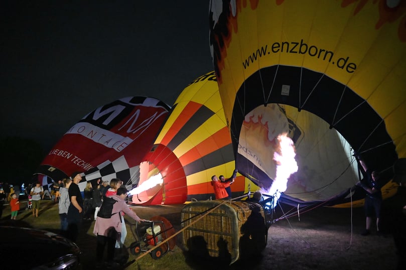 Im wahrsten Sinne vom Winde verweht ist der Auftakt zur 51. Montgolfiade am Aasee. Nachdem schon die Starts am späten Freitagnachmittag wegen zu starker Böen abgesagt werden mussten, konnte auch das geplante Ballonglühen nicht über die Bühne gehen.