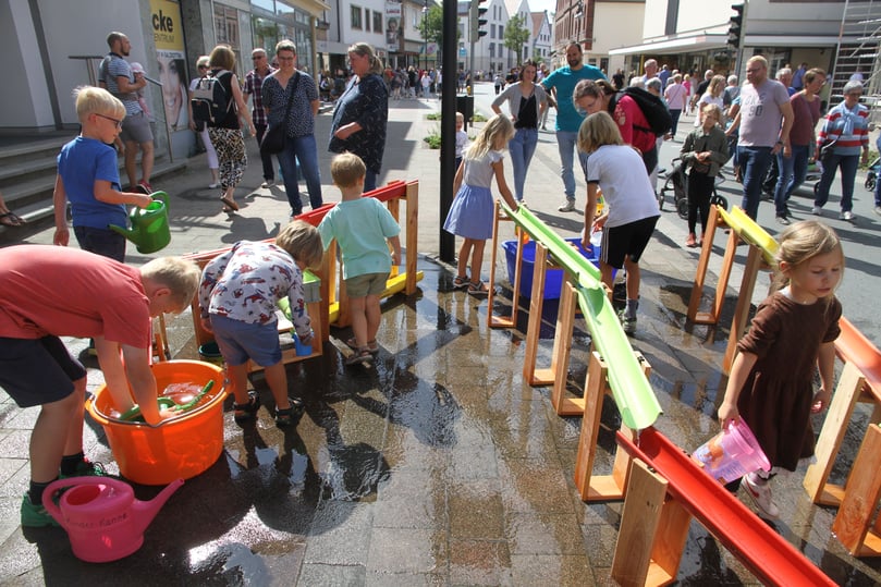 Kinder freuten sich bei heißen Temperaturen zu matschen.