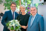 Amtsübergabe im Regierungspräsidium Münster: Am 29. August 2022 ernennt NRW-Innenminister Herbert Reul (rechts) den neuen Regierungspräsidenten Andreas Bothe. Bothe folgt Dorothee Feller.
