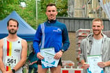 Daniel Pugge (Germania Horstmar) gewinnt beim Volksbank-Berglauf des TuS Altenberge die zehn Kilometer vor Simon von Martial (l.) und Maurice Backschat.
