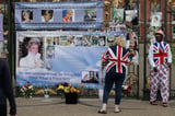 Seit dem plötzlichen Tod der britischen Prinzessin Diana, Prinzessin von Wales, stehen Fans alljährlich neben den Toren ihrer ehemaligen Residenz Kensington Palace.&nbsp;