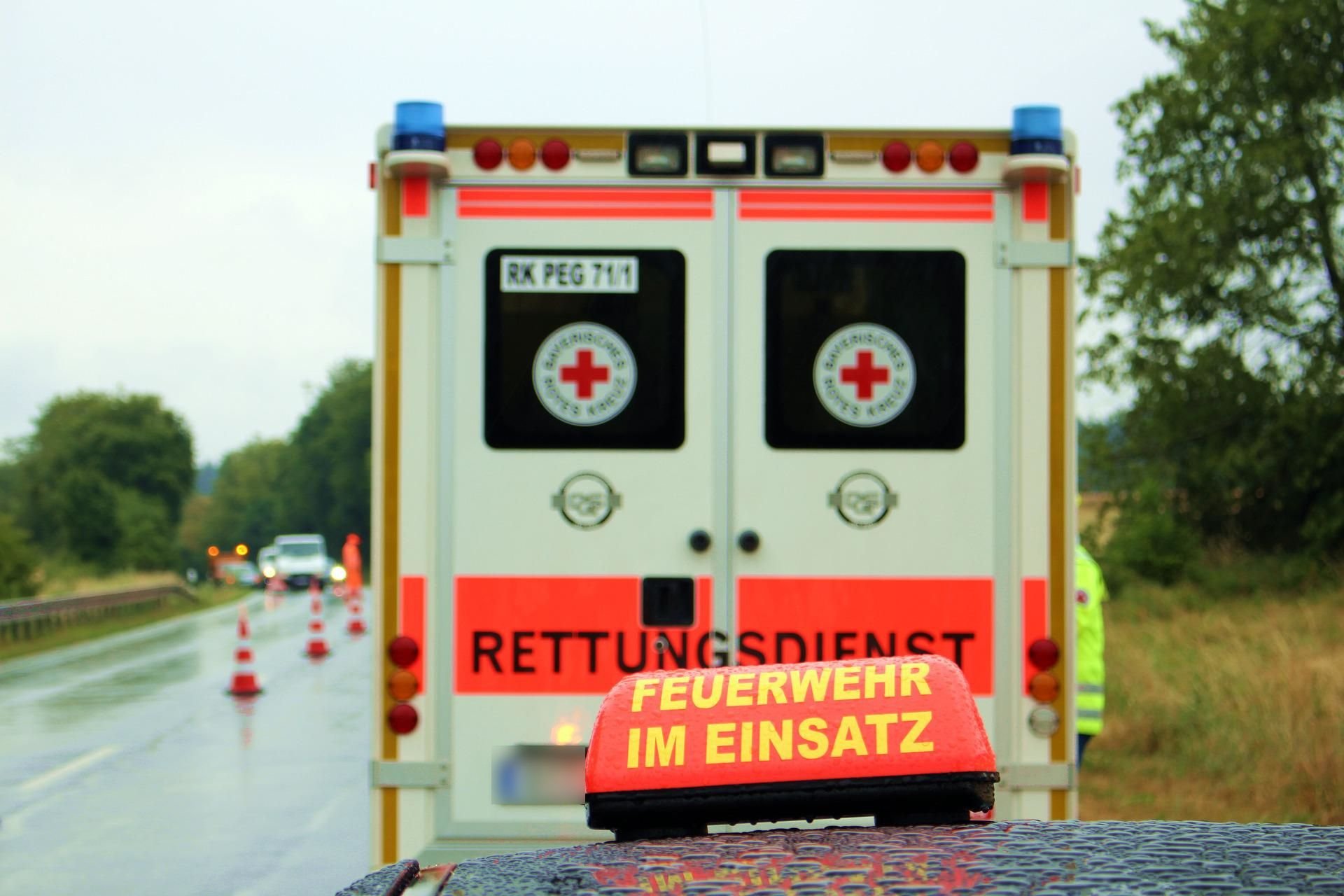 Ochtrup: Auto Kollidiert Mit Baum – Mehrere Personen In Lebensgefahr