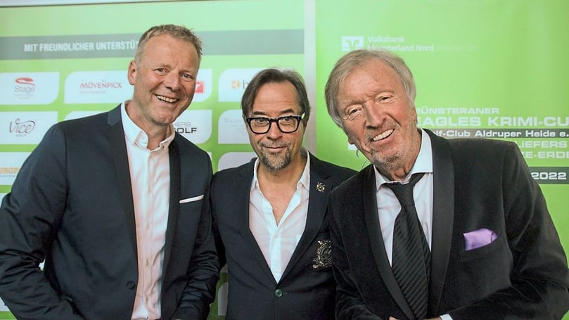 Willkommen zum Eagles Krimi-Cup 2022: Die Gastgeber des Abends waren Werner Schulze-Erdel (r.) und Jan Josef Liefers (m.). Sie bekamen 10 000 Euro von der Feinbrennerei Sasse von Egbert Stein.