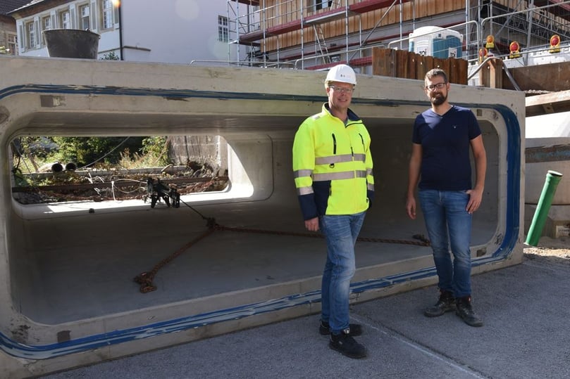 Dipl.-Ing. Daniel Krüger (l.) von der Gemeinde Nottuln und Brückenbauexperte Matthias Schiewerling, der als Mitarbeiter der Roxeler Ingenieurgesellschaft die neue Brücke in seiner Heimatgemeinde geplant hat, verfolgten ganz genau die Montage der Betonfertigteile.