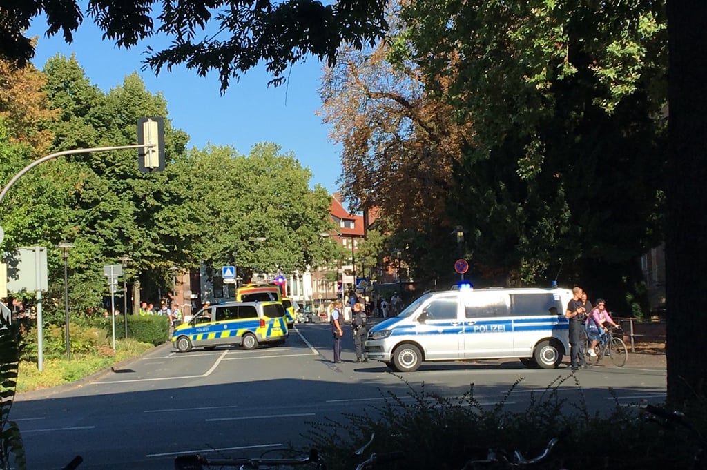 Beide Beine gebrochen: Radfahrer nach Unfall schwer verletzt