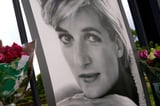 Blumen und ein Portrait von Diana, Prinzessin von Wales, stehen an anlässlich ihres Todestages vor dem Kensington Palace. Vor 25 Jahren, am 31. August 1997, starb Prinzessin Diana mit nur 36 Jahren in Paris bei einem Autounfall.&nbsp;