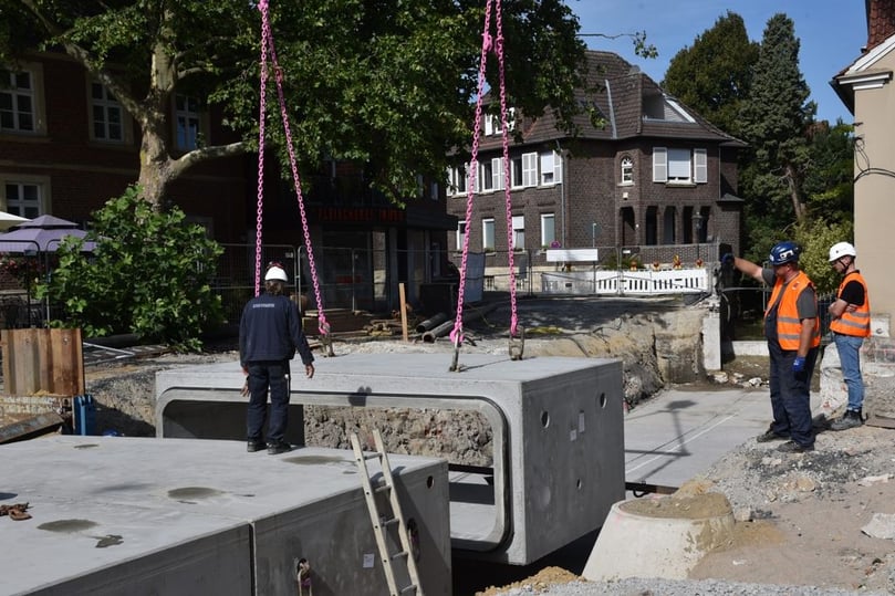 Mit einem Schwerlastkran wurden die fünf, jeweils rund 26 Tonnen schweren Betonfertigteile der neuen Brücke an ihren endgültigen Platz gebracht.