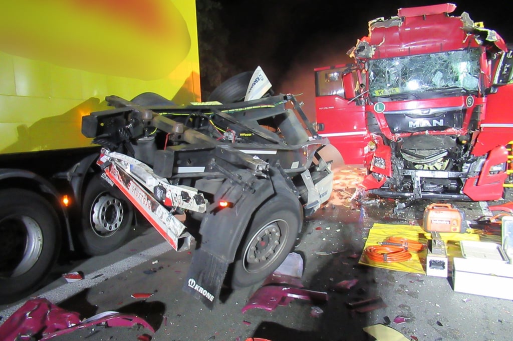 Lastwagenfahrer bei Unfall mit drei Lkw schwer verletzt