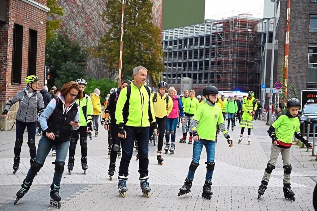 Reflektierend durch die Dämmerung rollen